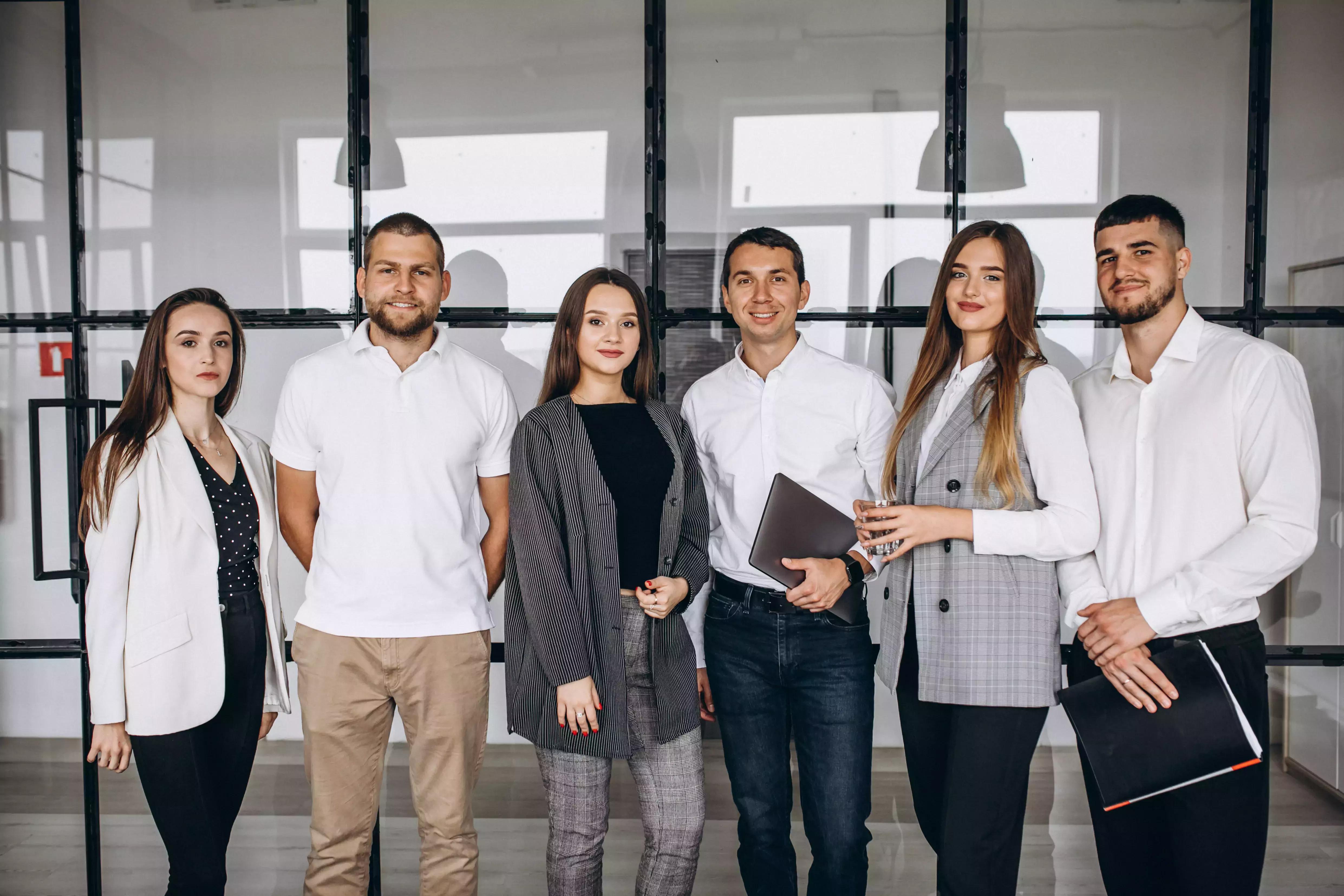 Equipo de trabajo feliz por su regalo de Almacén Alfajor